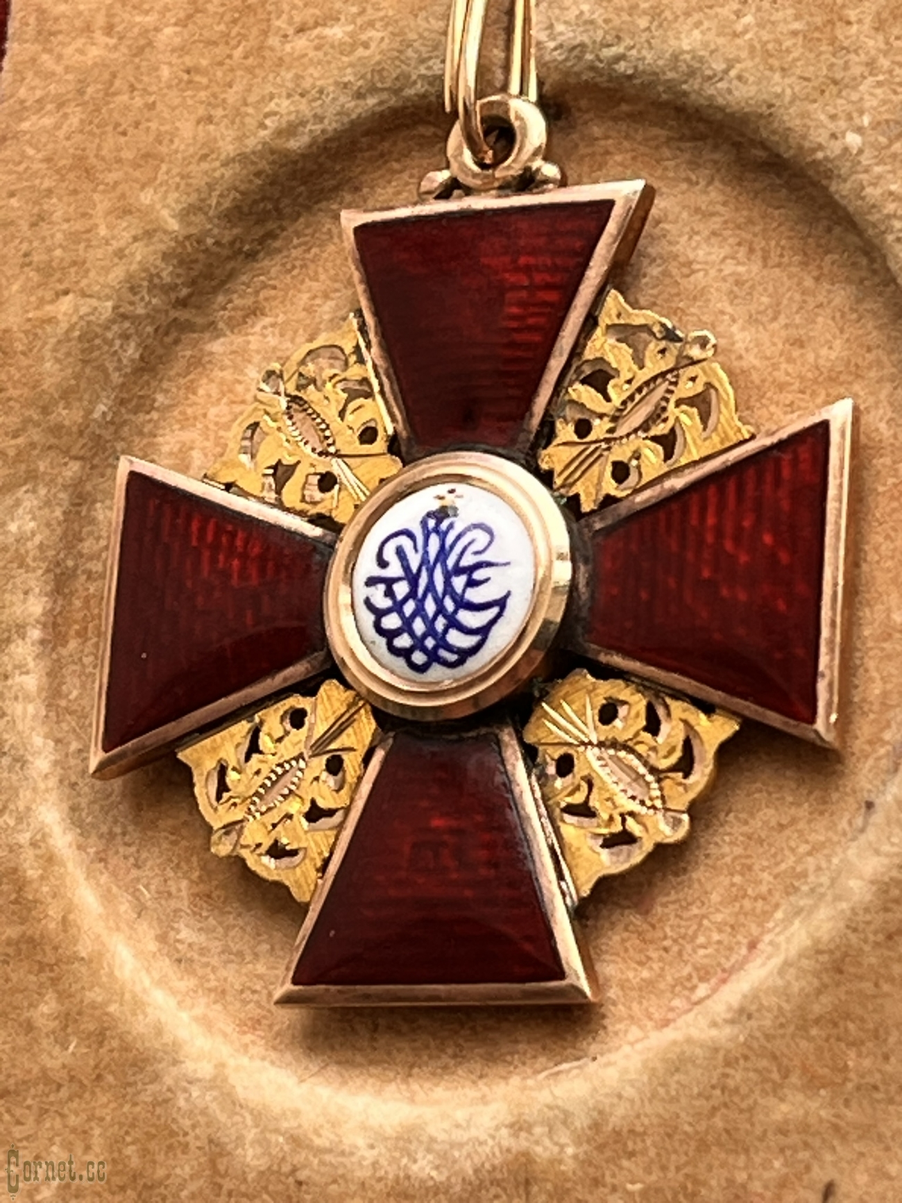 Знак ордена Св. Анны 3-й степени с футляром "АК"