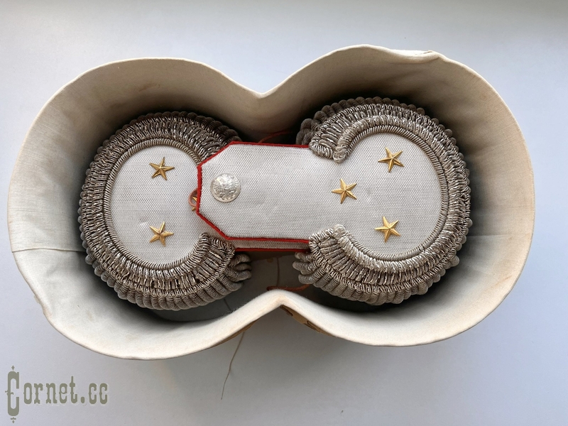 Эполеты подполковника гвардии с футляром.