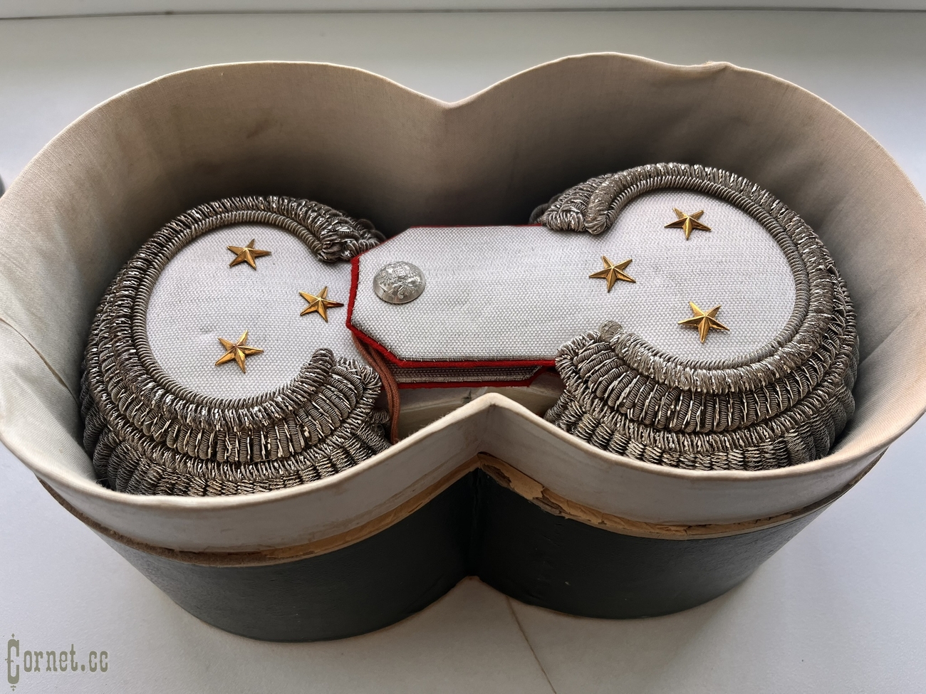 Guards Lieutenant Colonel's epaulettes with a case.