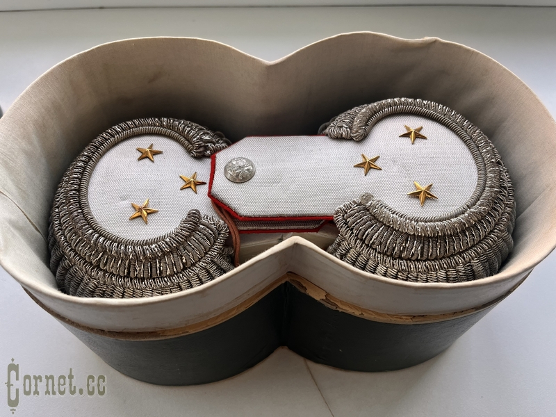 Эполеты подполковника гвардии с футляром.