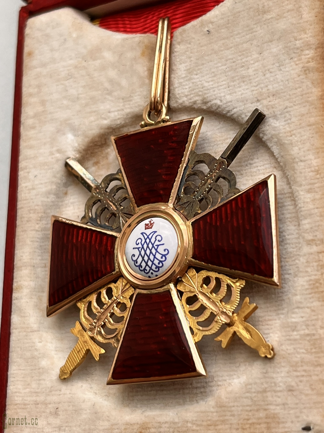 Знак ордена Св. Анны 2-й степени с мечами в футляре "ИЛ"