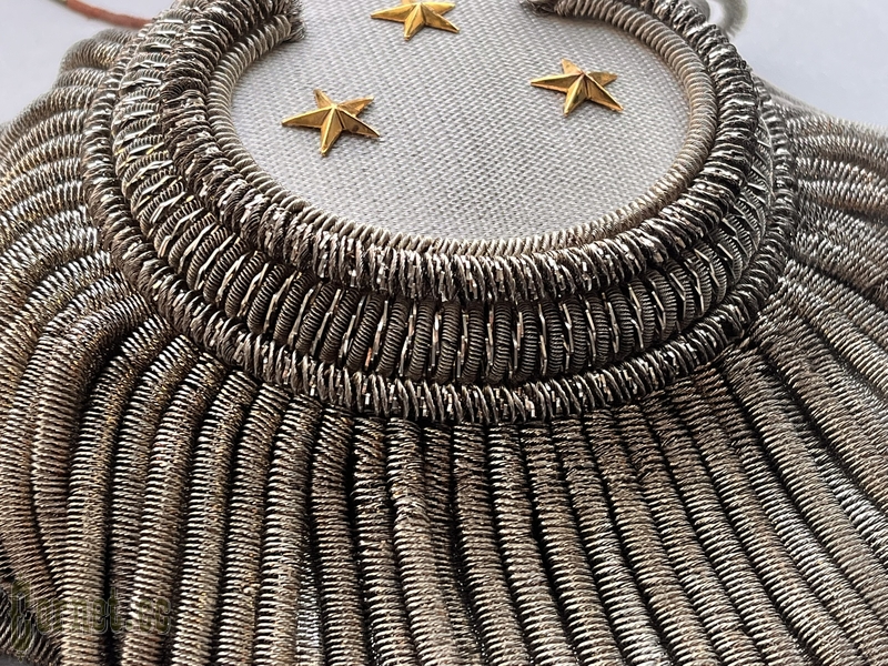 Эполеты подполковника гвардии с футляром.