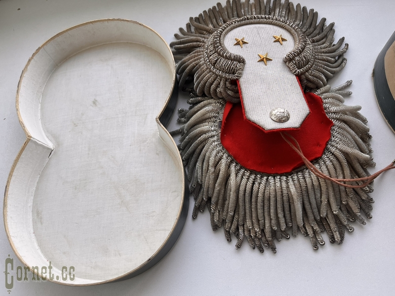 Эполеты подполковника гвардии с футляром.