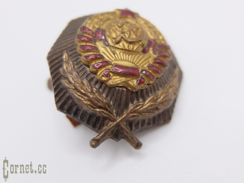 The badge of the highest command staff of the NKVD Prosecutor 's Office 1943-46 .